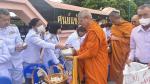 ตักบาตรข้าวสารอาหารแห้งเนื่องในโอกาสวันเฉลิมพระชนมพรรษา สมเด็จพระนางเจ้าฯ พระบรมราชินี...